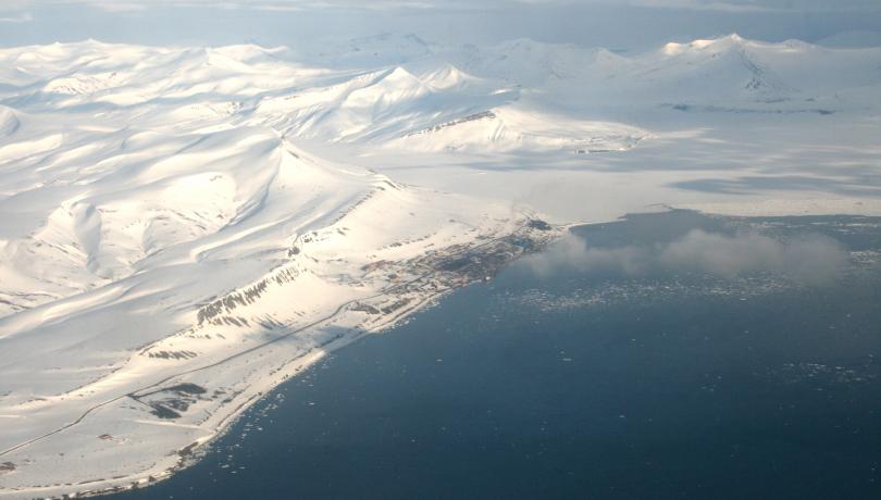 Global warming impacts the Arctic with an increase in ocean water temperature and a decrease in glacier thicknesses / CSIC. 