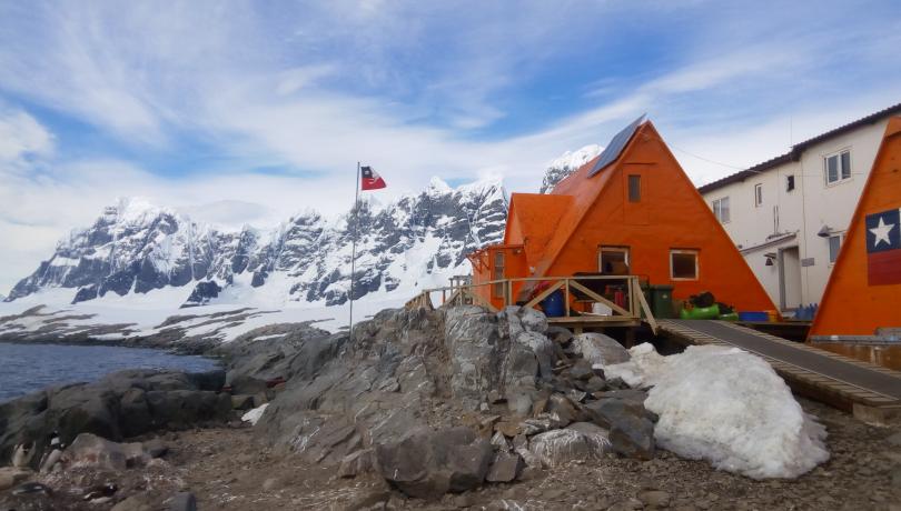 En la imagen se observa la base chilena antártica de investigación Yelcho, con las montañas de la Península Antártica en el fondo / ICM-CSIC. En la imagen se observa la base chilena antártica de investigación Yelcho, con las montañas de la Península Antártica en el fondo / ICM-CSIC.