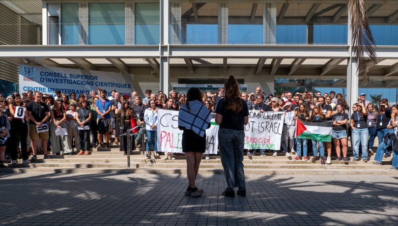 Las trabajadoras y trabajadores del ICM se encuentran cada martes en la entrada del centro para expresar su solidaridad con Palestina / ICM-CSIC.