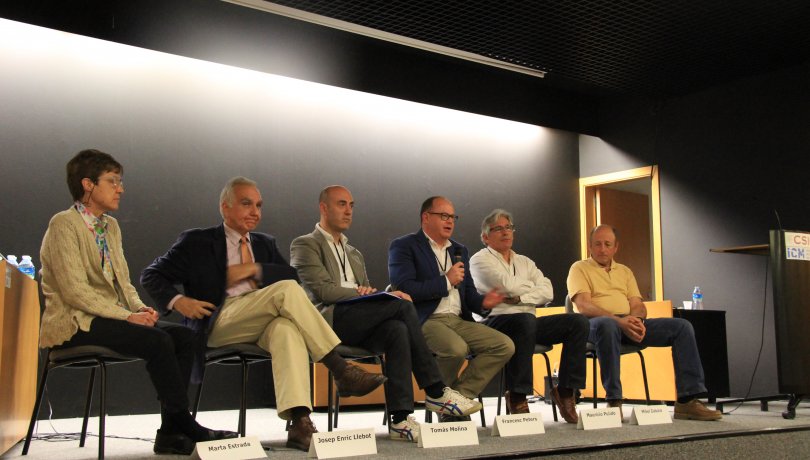 Marta Estrada, Josep Enric Llebot, Tomàs Molina, Francesc Peters, Mauricio Pulido y Mikel Zabala durante la mesa redonda
