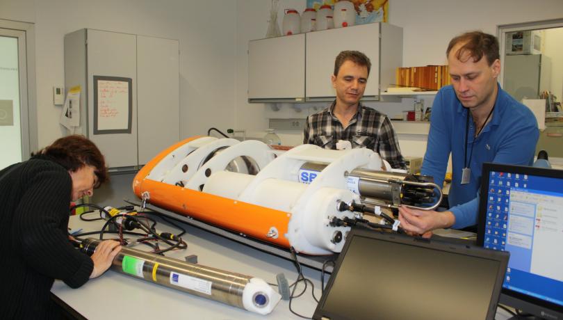 Puesta a punto del Aqualog en el laboratorio del servicio de instrumentación del ICM