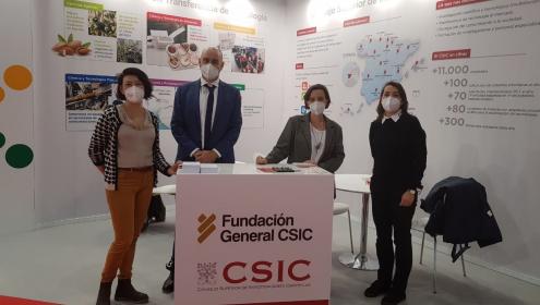 Vanessa Sarah Salvo (on the left), institutional and international relations at the MSI, attended the event along with other members of the CSIC's Deputy Vice-Presidency for Knowledge Transfer.
