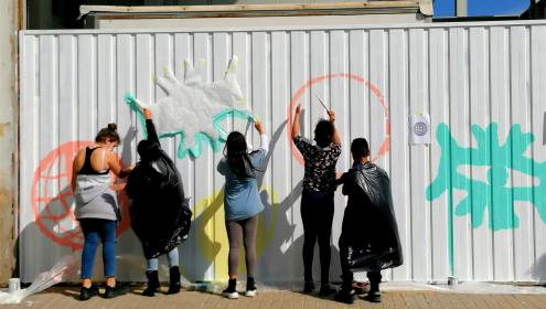 Around sixty primary school pupils from the Mediterrània and Alexandre Galí schools in the Barceloneta neighbourhood have today set the tone of colour in the murals / ICM-CSIC.