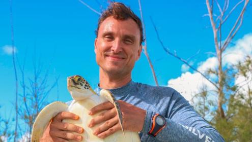 Nathan combines turtle and deep sea research with scientific communication / ICM-CSIC.