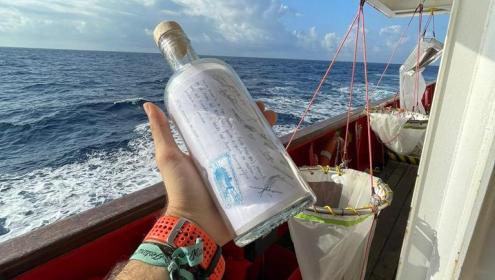 The bottle was thrown into the sea by a team of researchers during an oceanographic campaign in 2020 / ICM-CSIC.