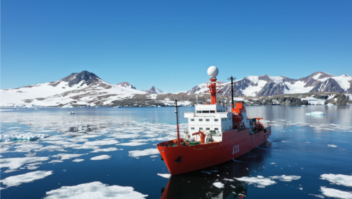 The Hespérides sailing in Antarctic waters / ICM-CSIC.