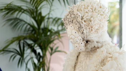 This textile sculpture by Paola Idrontino refers to coral bleaching and is made mainly with recycled materials / ICM-CSIC.