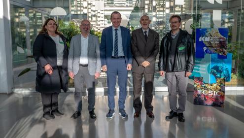 Òscar Ordeig took advantage of the visit to learn about the strategic projects and visit the centre's facilities / ICM-CSIC.