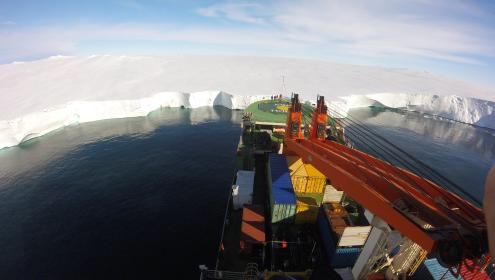 The research vessel Akademik Tryoshnikov in Antarctic waters during the Antarctic Circumnavigation Expedition / Rafel Simó.