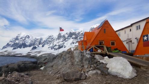 The image shows the Chilean Antarctic research base Yelcho, with the mountains of the Antarctic Peninsula in the background / ICM-CSIC.