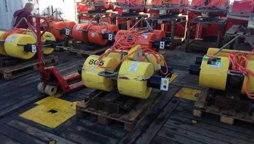 Sistemes de flotació dels OBS a la coberta del vaixell oceanogràfic Sarmiento de Gamboa