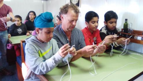 Alumnos de las escuelas Eduard Marquina y Concepción Arenal aprenden a hacer nudos marineros. Foto: E. Broglio