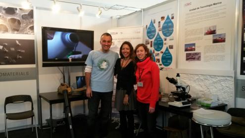 Jordi Felipe, Sdena Nunes e Isabel Marín en el estand del CSIC