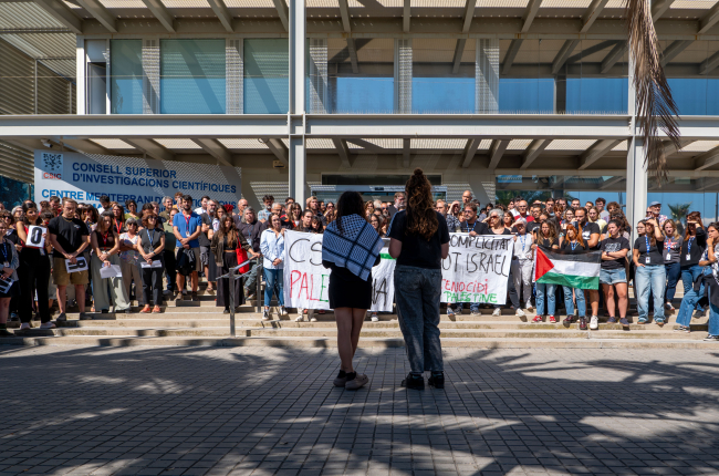Les treballadores i treballadors de l'ICM es troben cada dimarts a l'entrada del centre per expressar la seva solidaritat amb Palestina / ICM-CSIC.